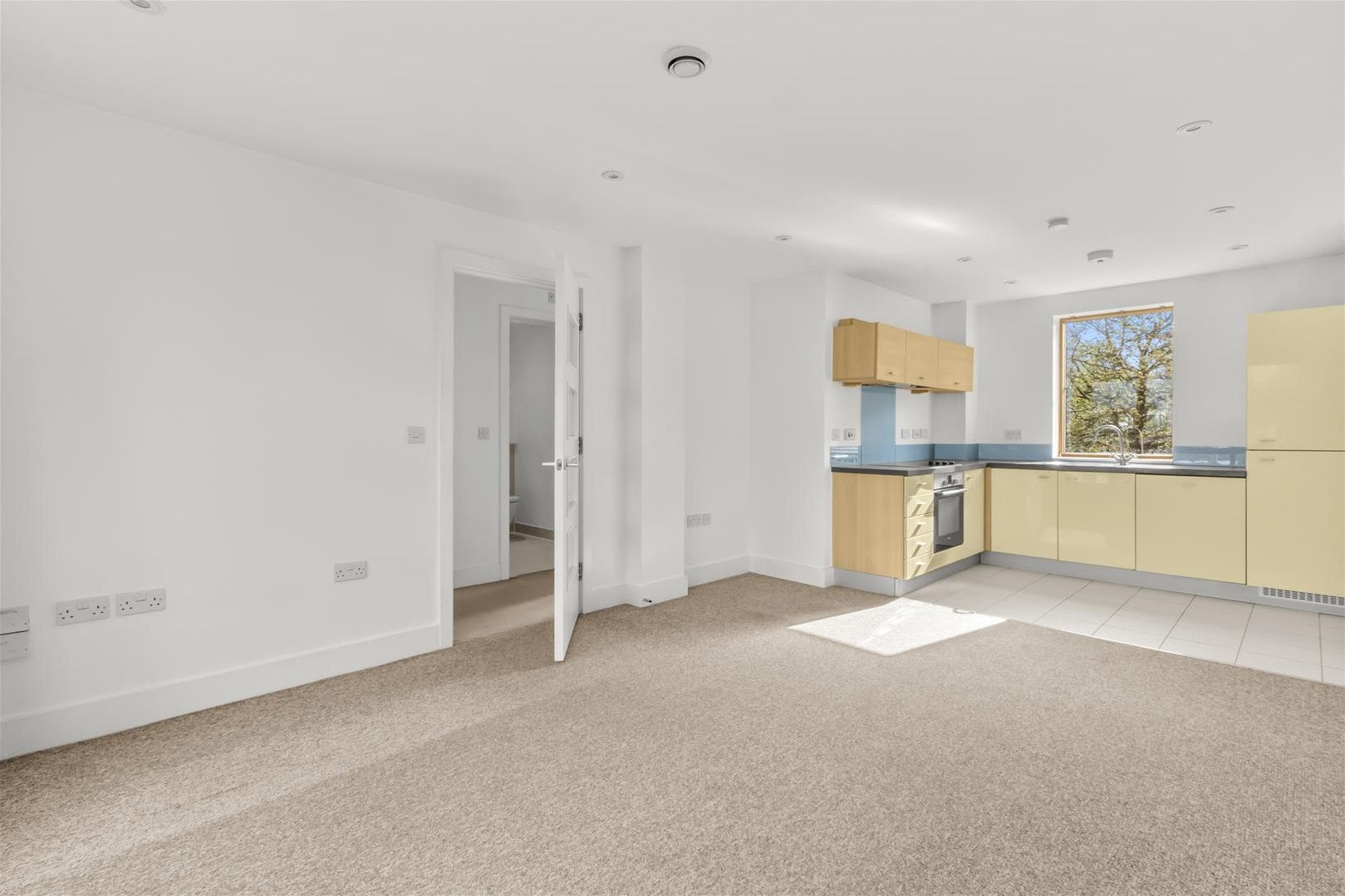 Flat Ryemead Way in High Wycombe Community Board