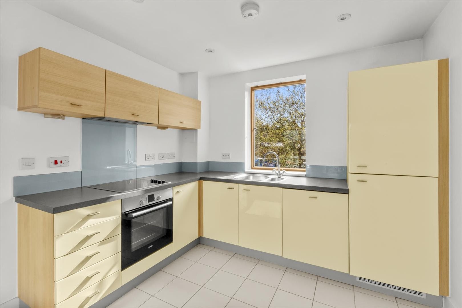Flat Ryemead Way in High Wycombe Community Board