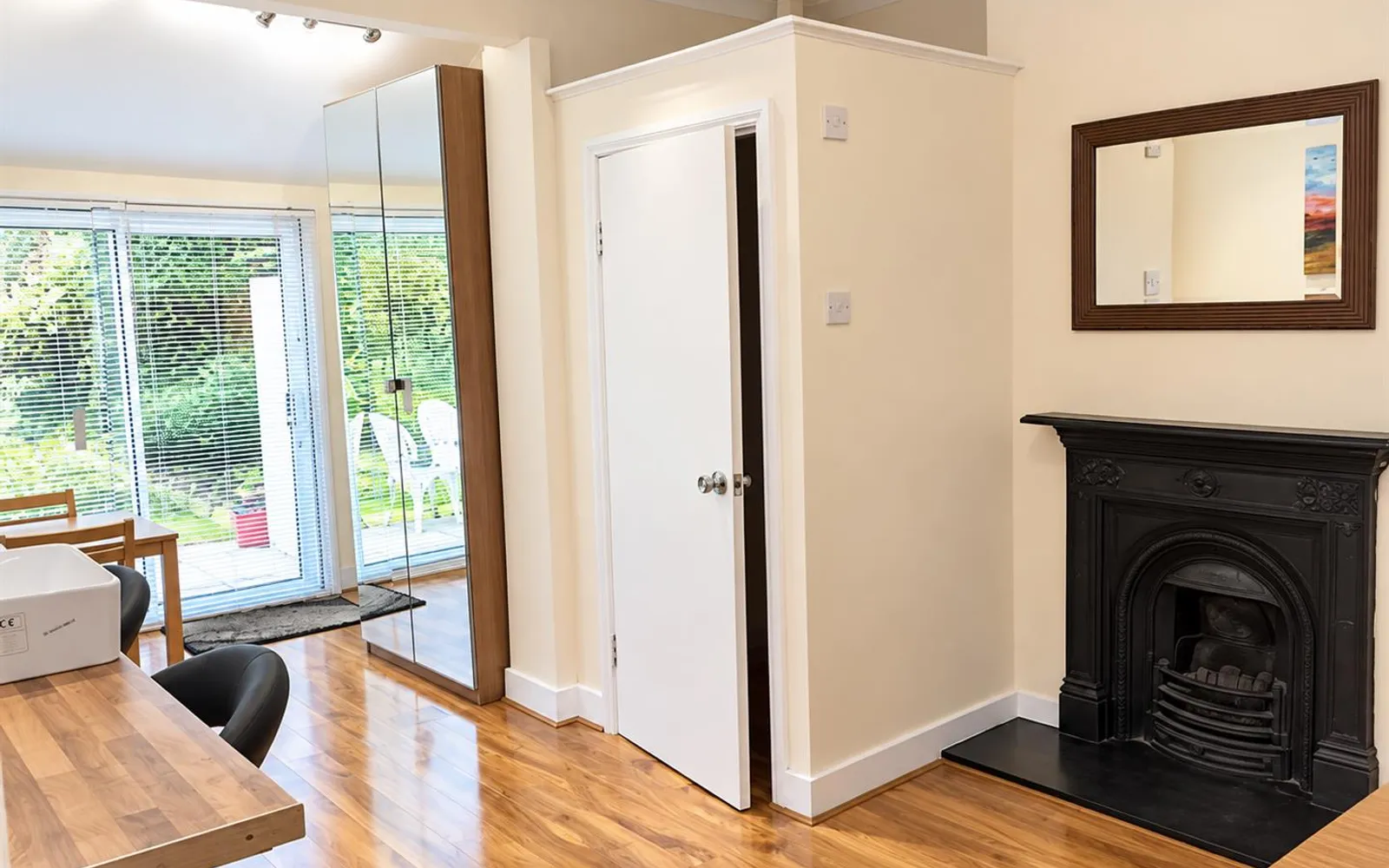 Room Halstead Road in Greater London
