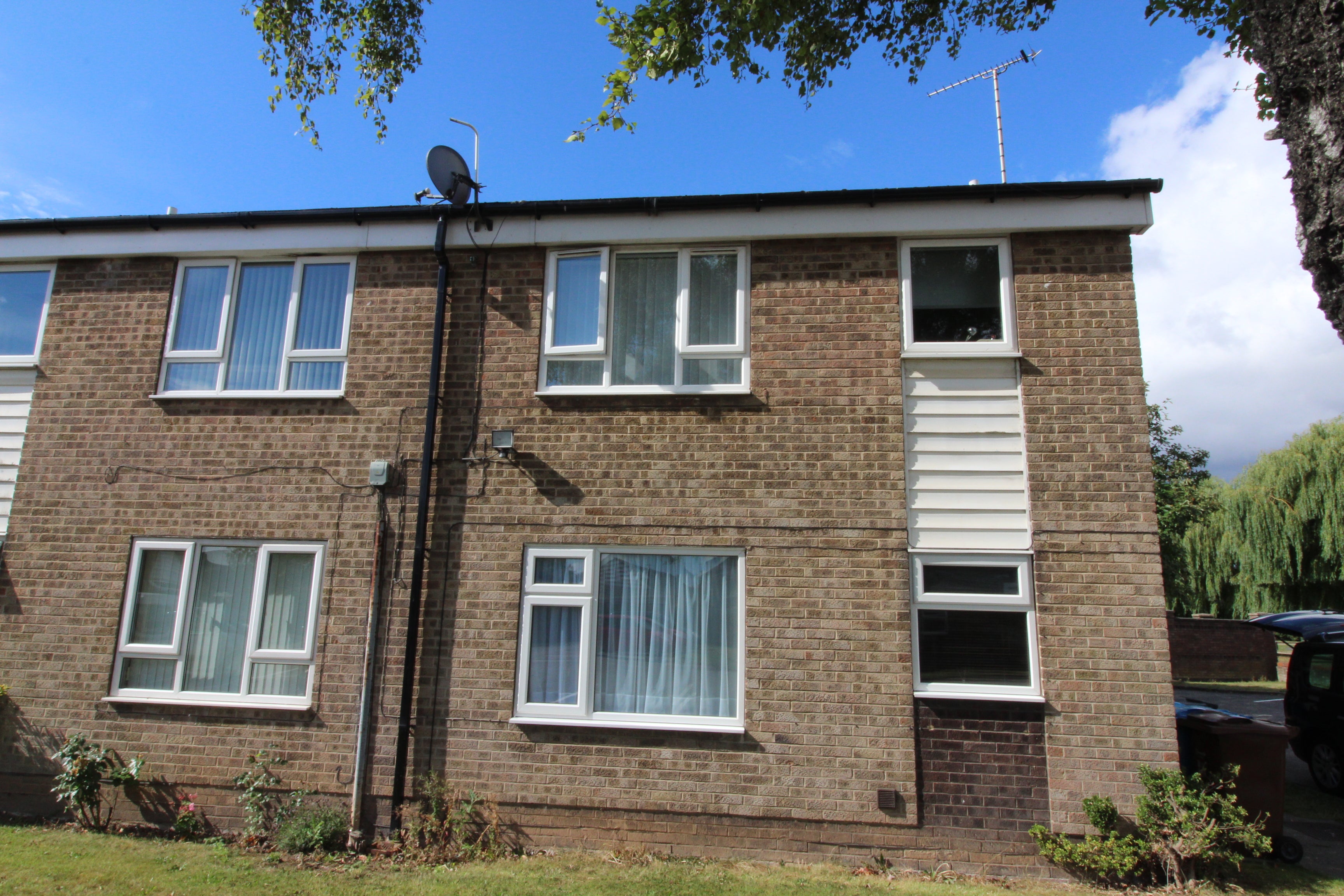 Flat Poplar Court in Sutton