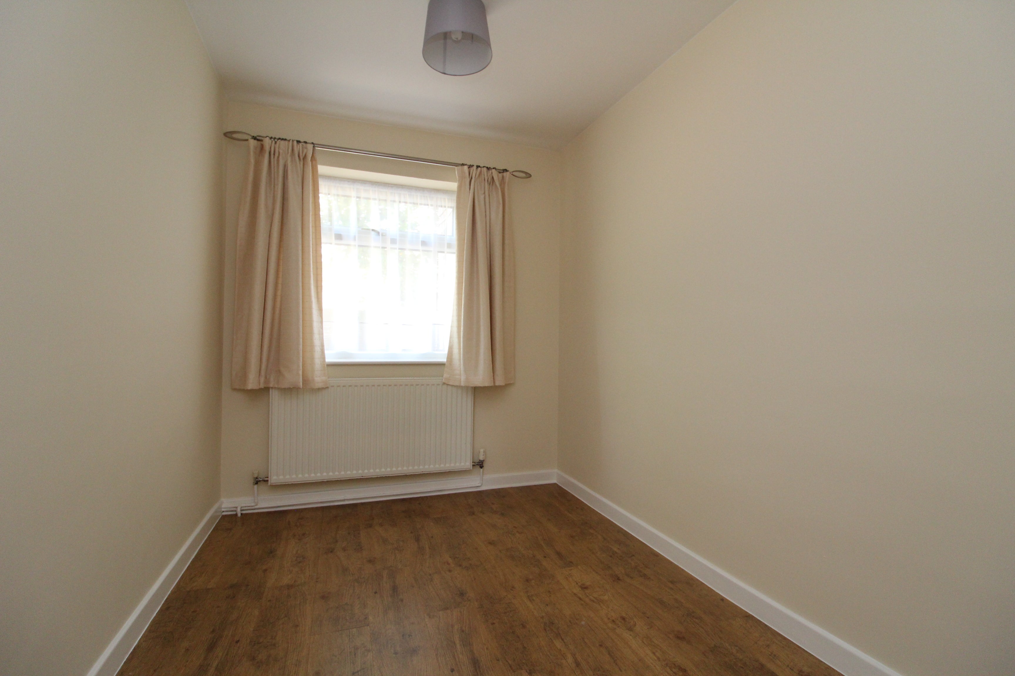 Flat Poplar Court in Sutton