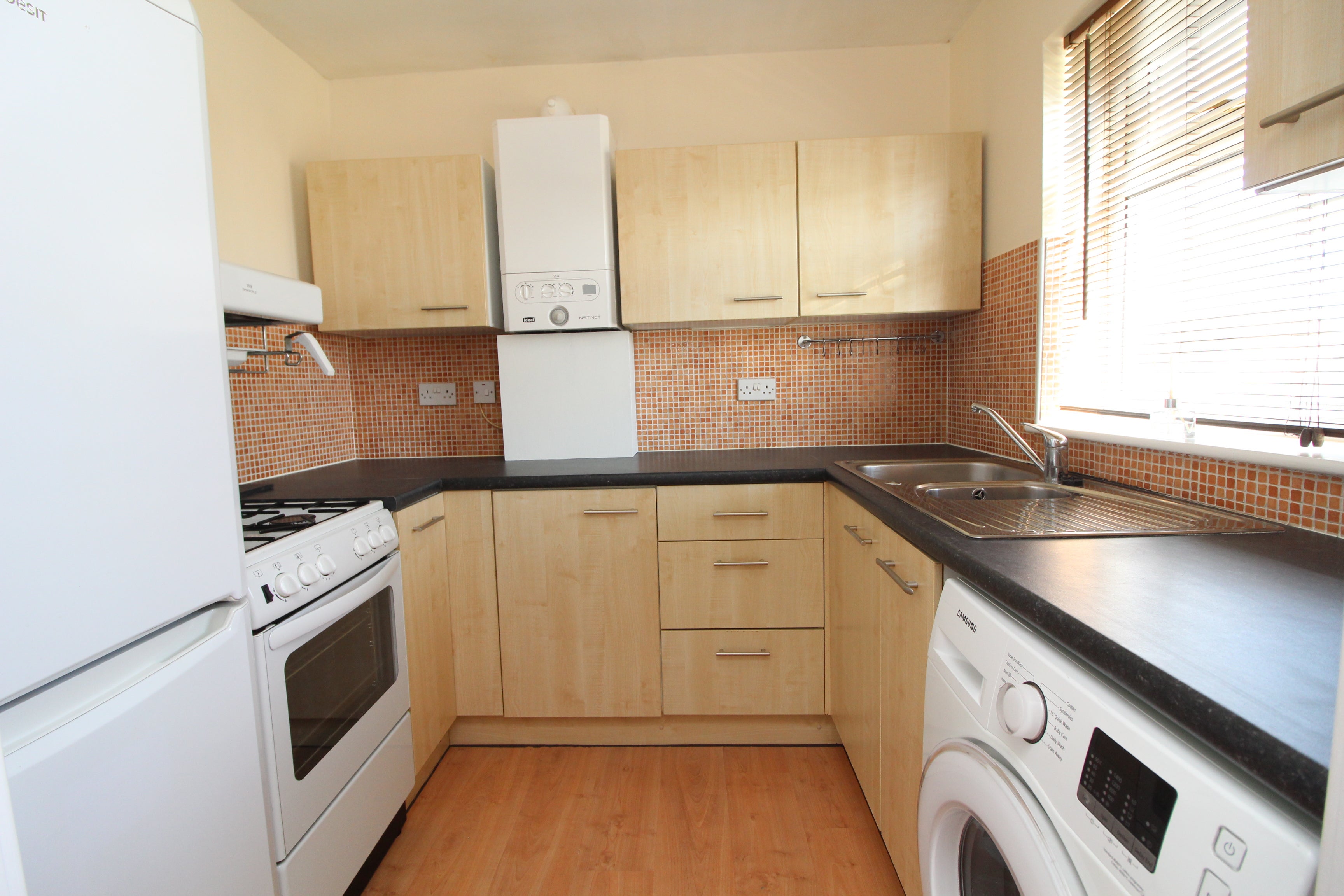 Flat Poplar Court in Sutton