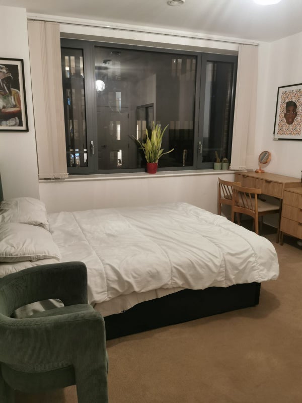 Flat Ponton Road in Greater London