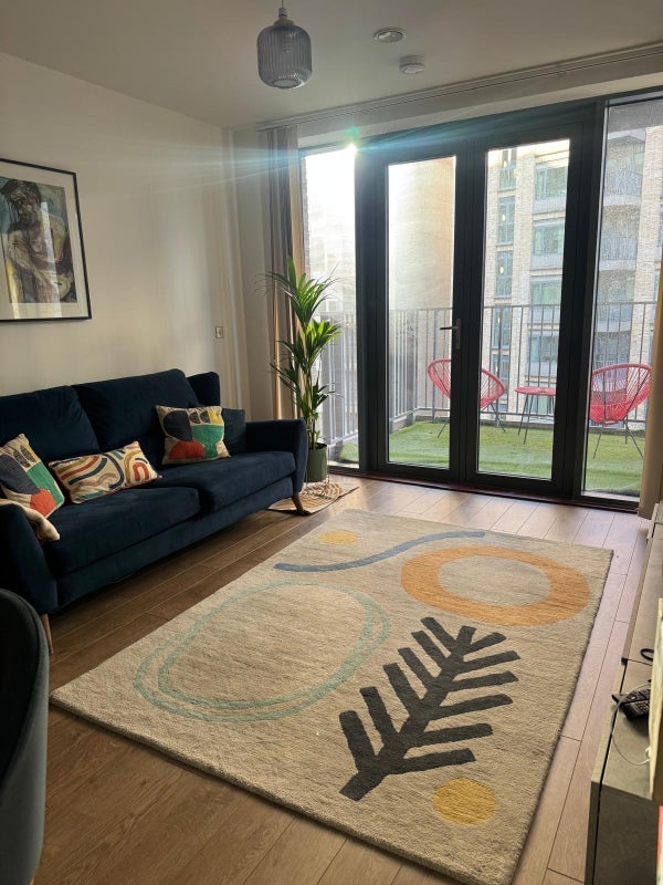 Flat Ponton Road in Greater London