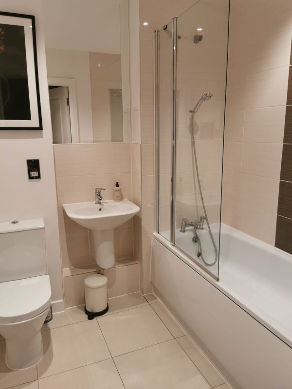 Flat Ponton Road in Greater London