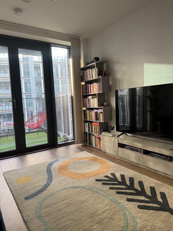 Flat Ponton Road in Greater London