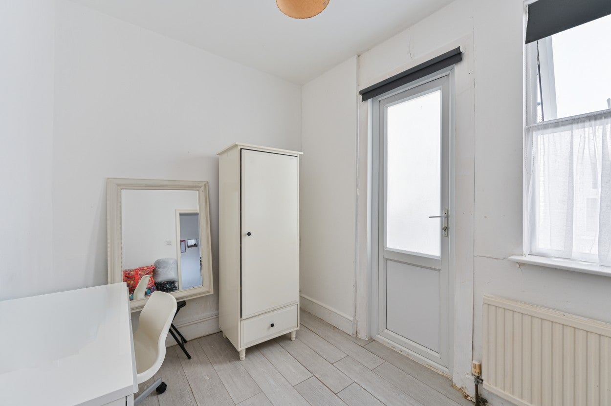 Flat Lewin Road in Greater London