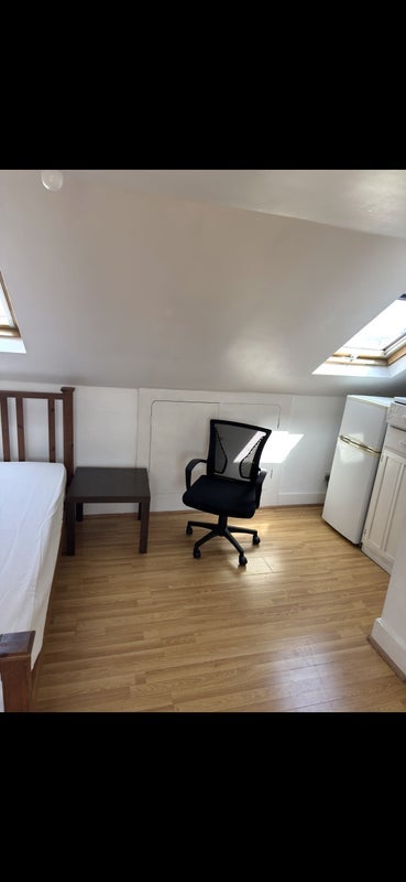 Room Northumberland Road in Greater London