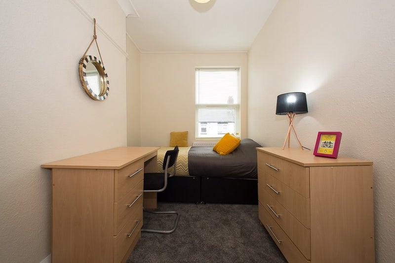 Room Estcourt Avenue in Leeds