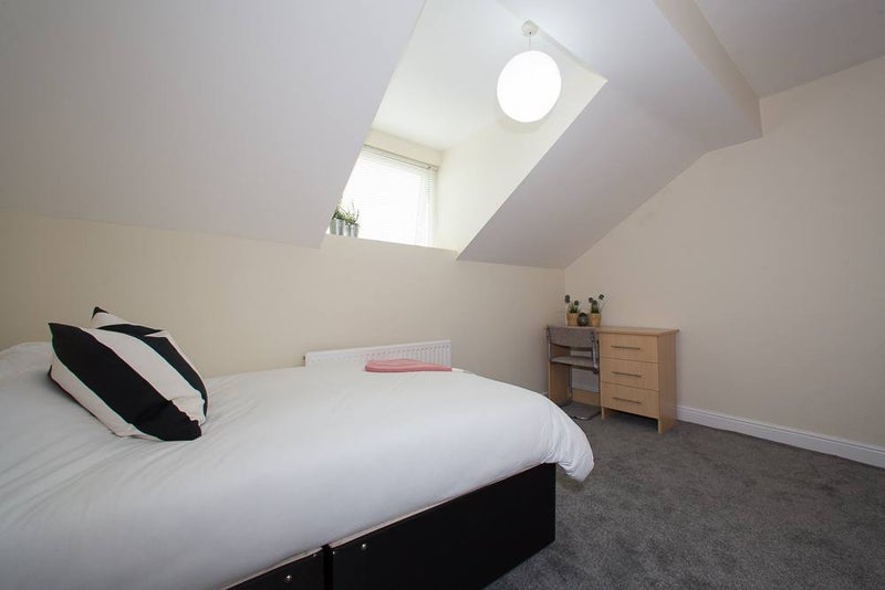Room Estcourt Avenue in Leeds