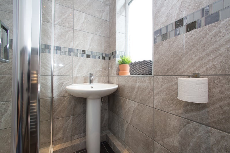 Room Estcourt Avenue in Leeds