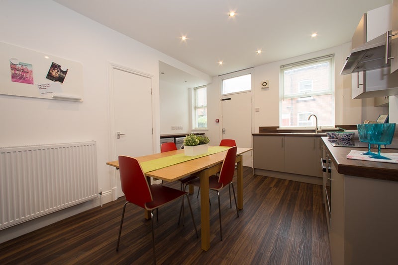 Room Estcourt Avenue in Leeds