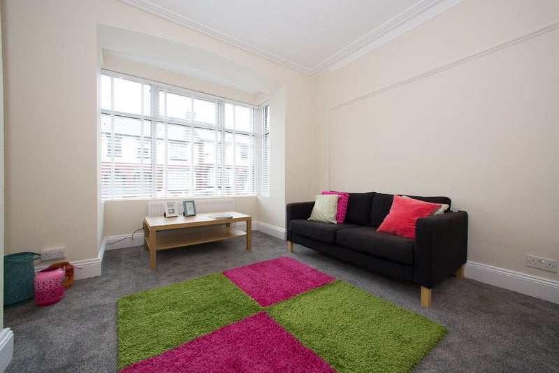 Room Estcourt Avenue in Leeds