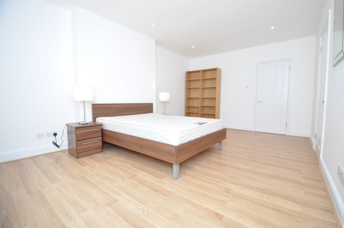 Flat Bedford Avenue in Greater London