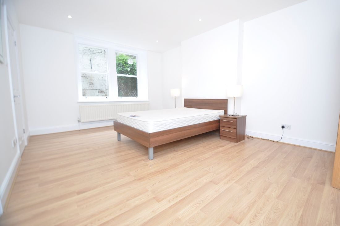 Flat Bedford Avenue in Greater London