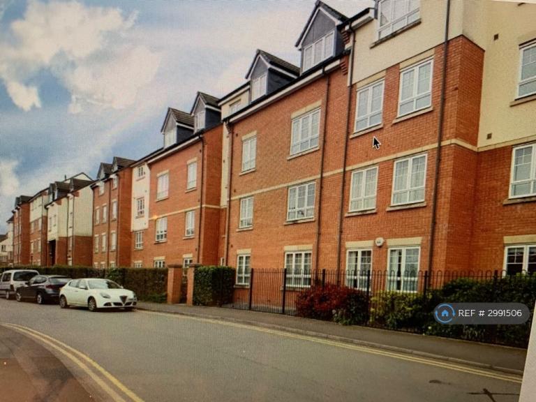 Flat Turberville Place in Warwick