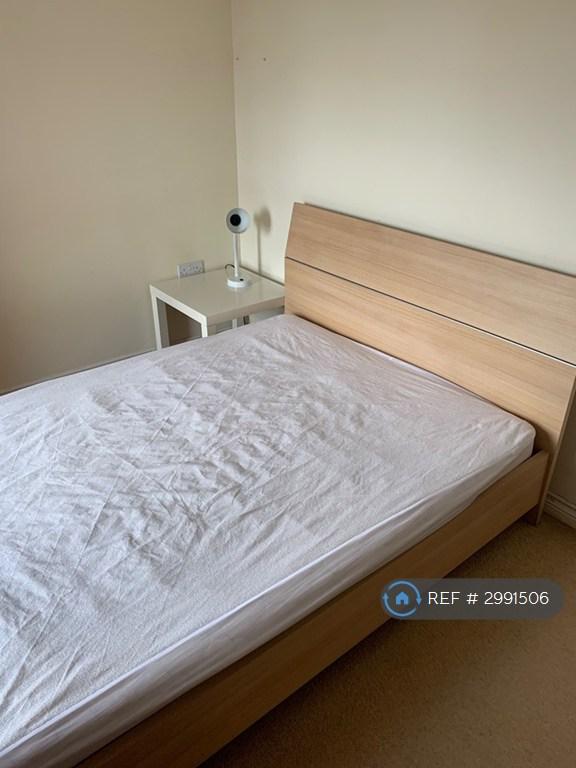 Flat Turberville Place in Warwick