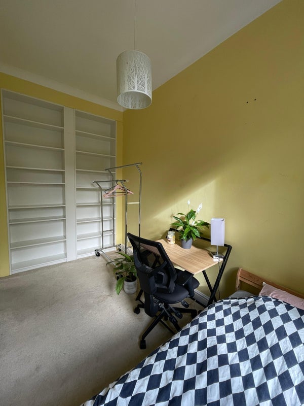Room Willesden Lane in Greater London