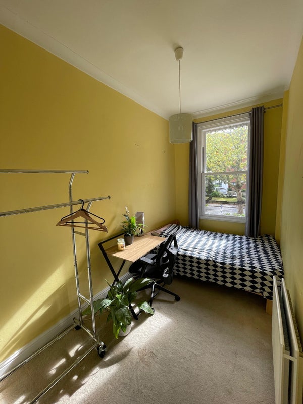 Room Willesden Lane in Greater London