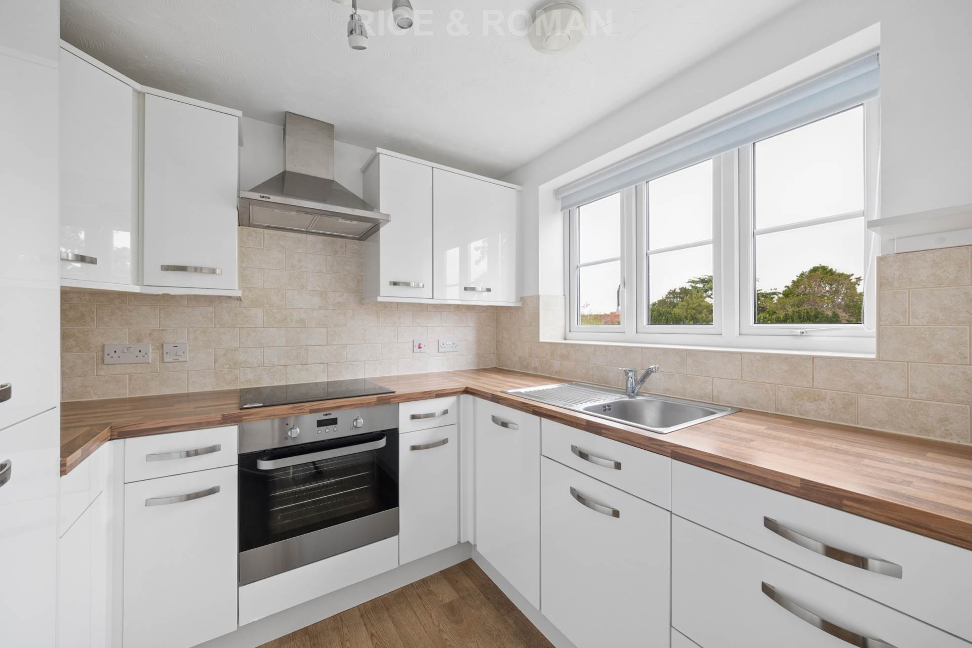 Flat Churchfield Road in Elmbridge