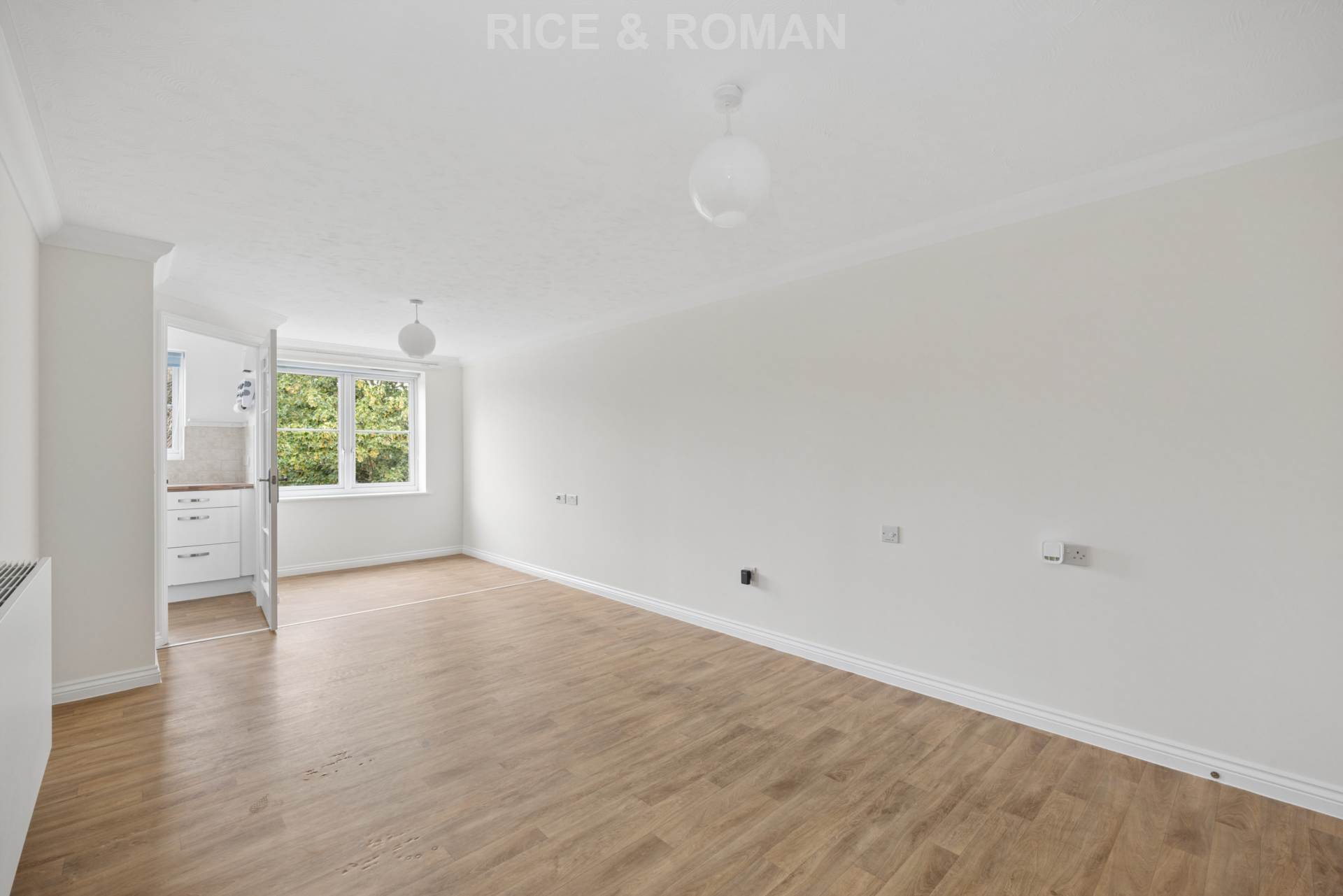 Flat Churchfield Road in Elmbridge
