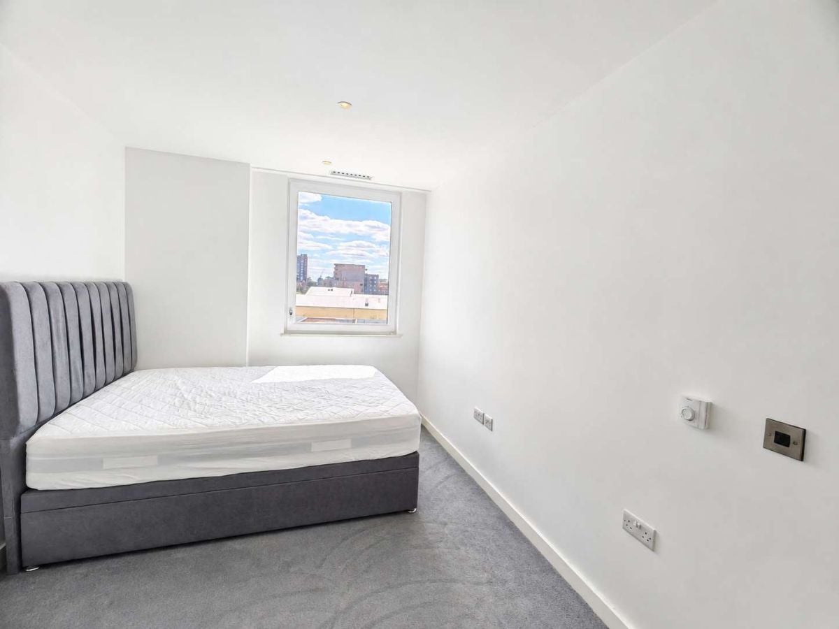 Flat Capitol Way in Greater London