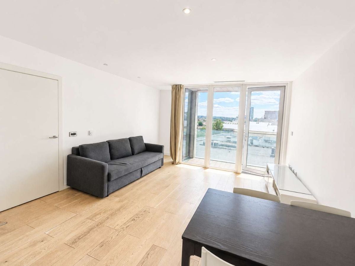 Flat Capitol Way in Greater London