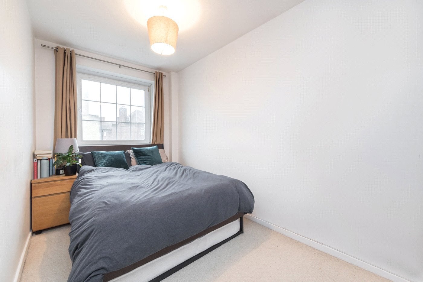 Flat Pardoner Street in Greater London