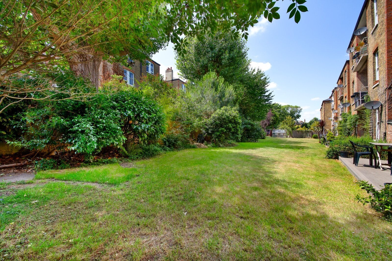 Flat Bonneville Gardens in Greater London