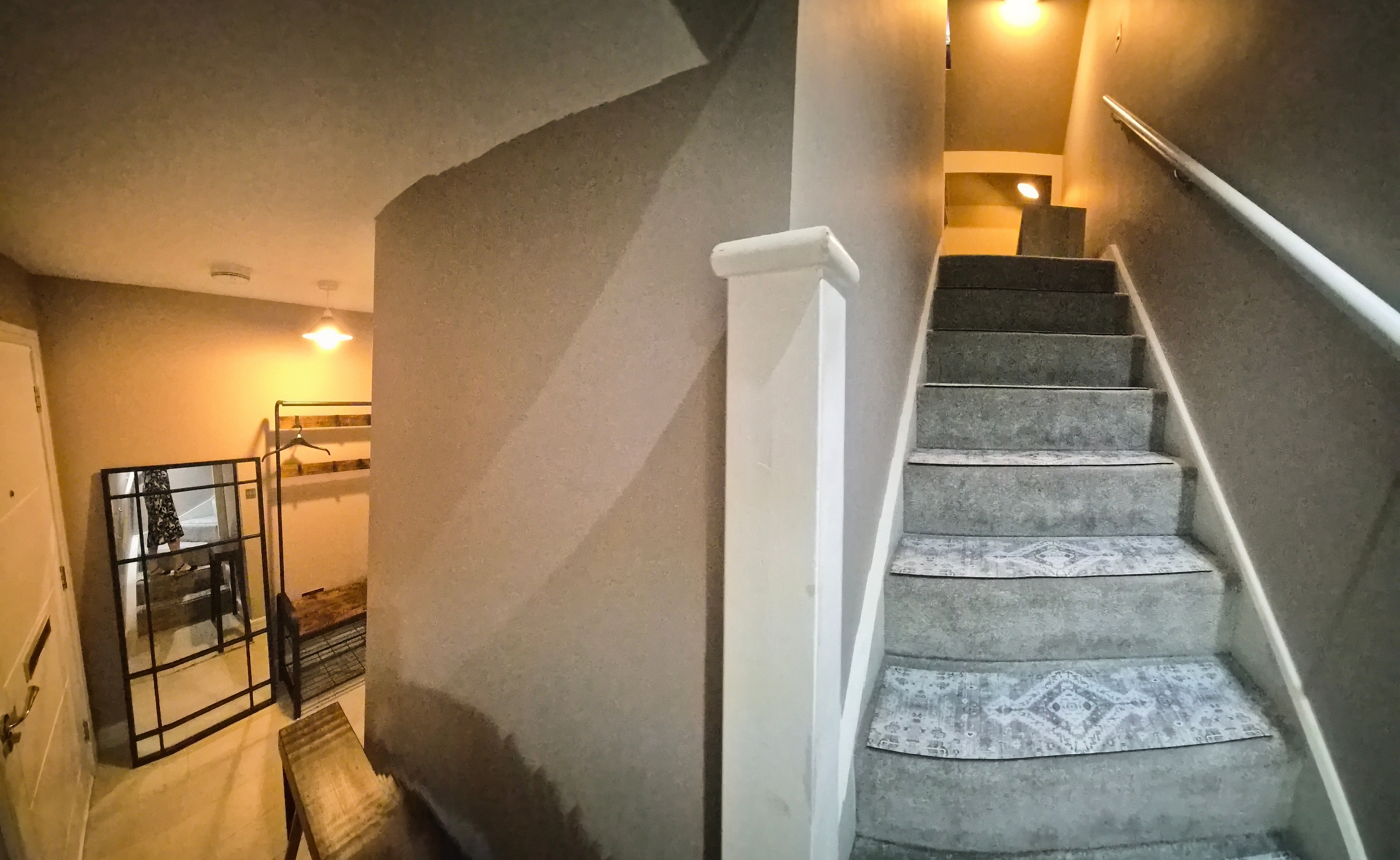 Flat Hutton Grove in Greater London