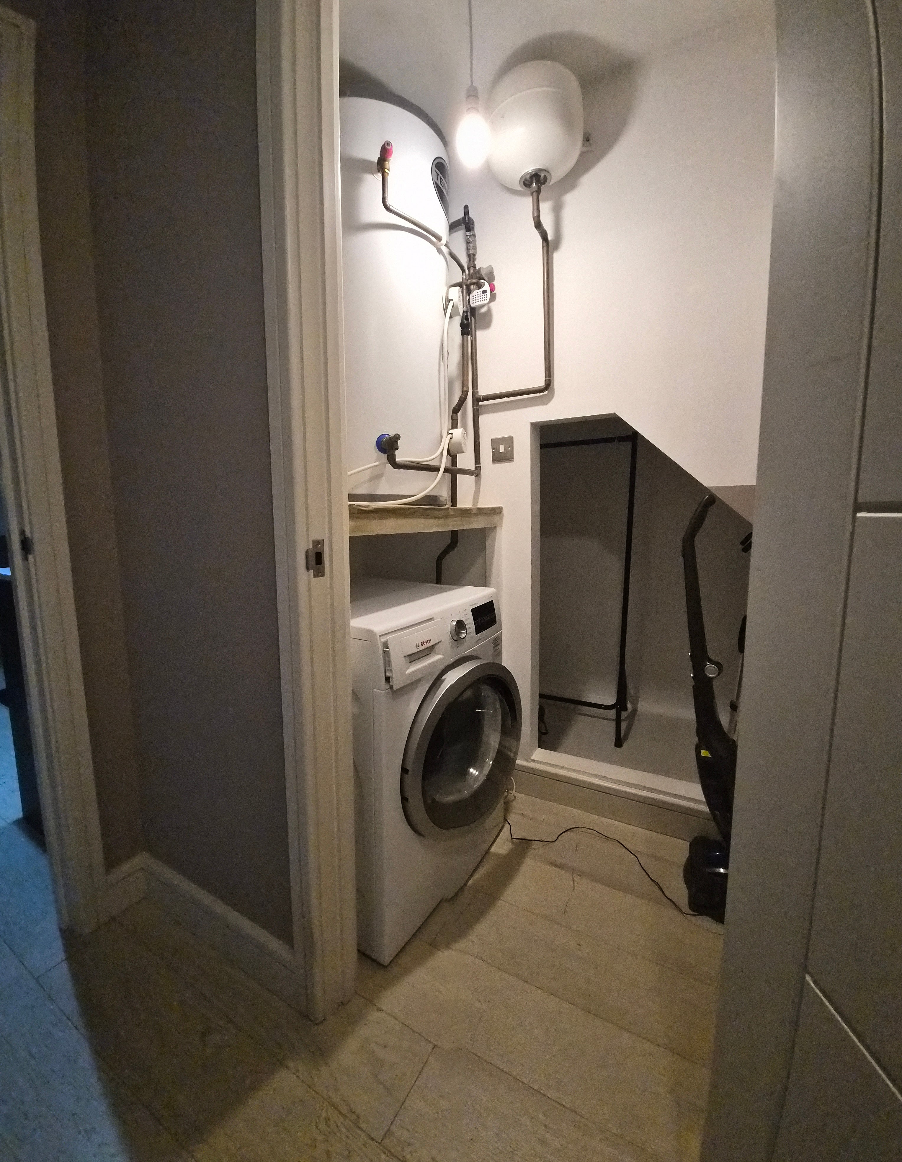 Flat Hutton Grove in Greater London