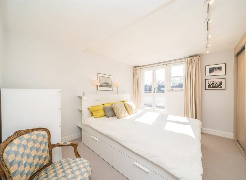 Flat Barkston Gardens in Greater London