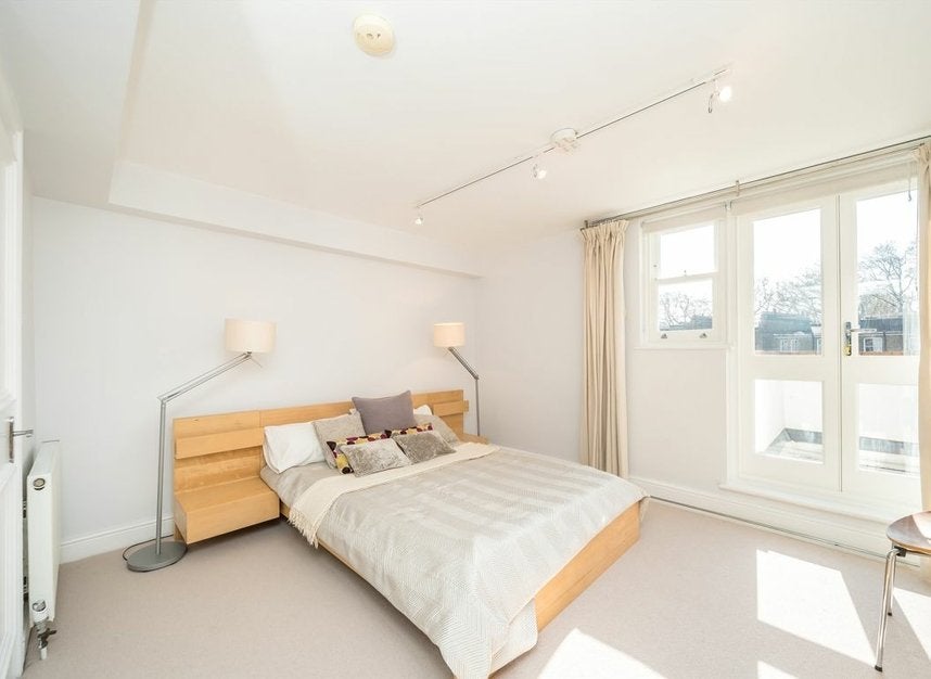 Flat Barkston Gardens in Greater London
