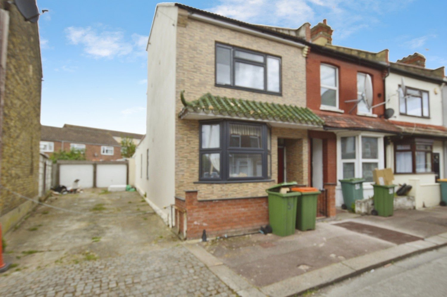 Flat Falcon Street in Greater London