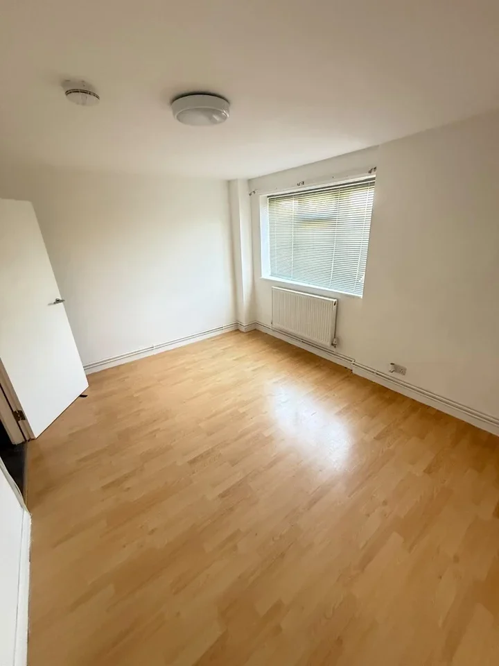Flat Bensham Manor Road in Greater London
