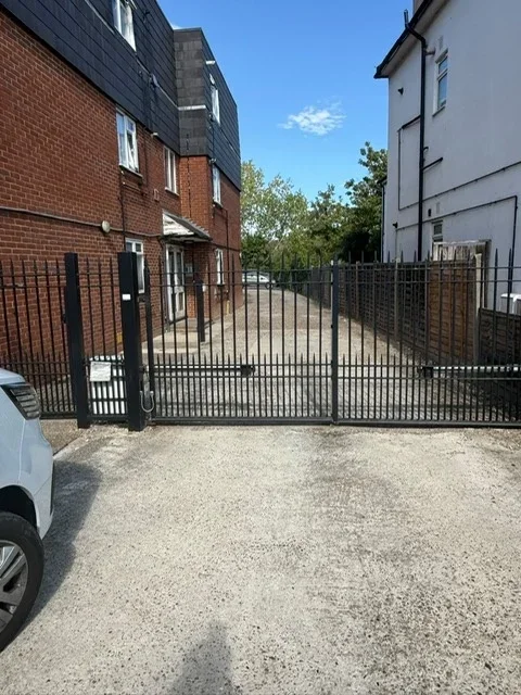 Flat Bensham Manor Road in Greater London