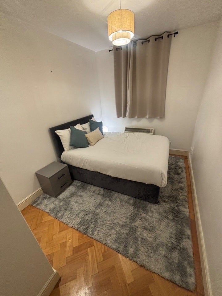 Flat Surrey Quays Road in Greater London