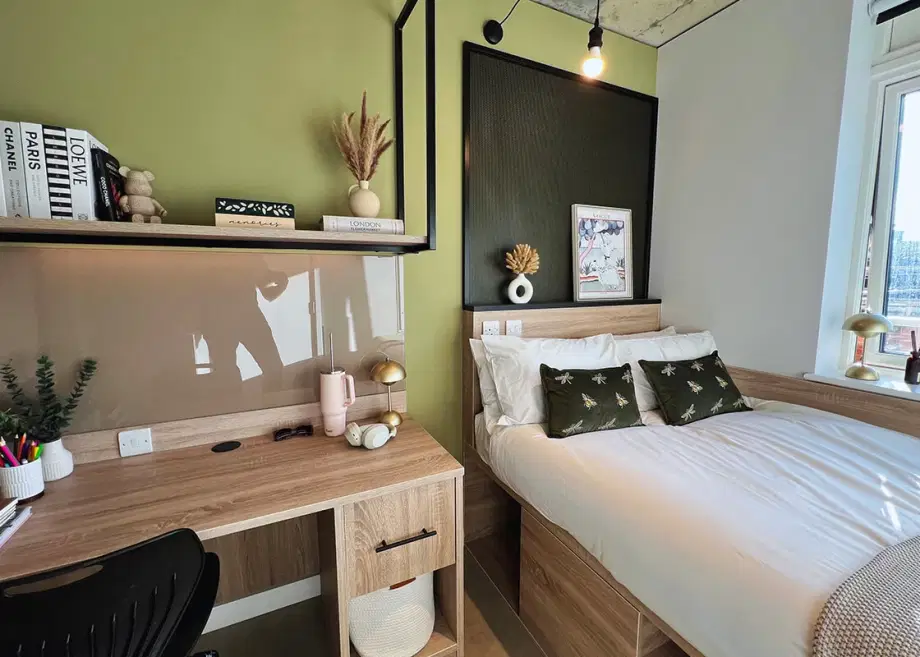 Flat Avonmouth Street in Greater London