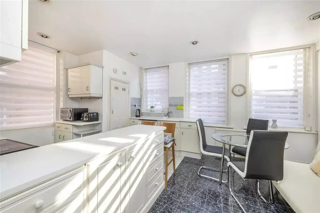Flat Lyncroft Gardens in Greater London