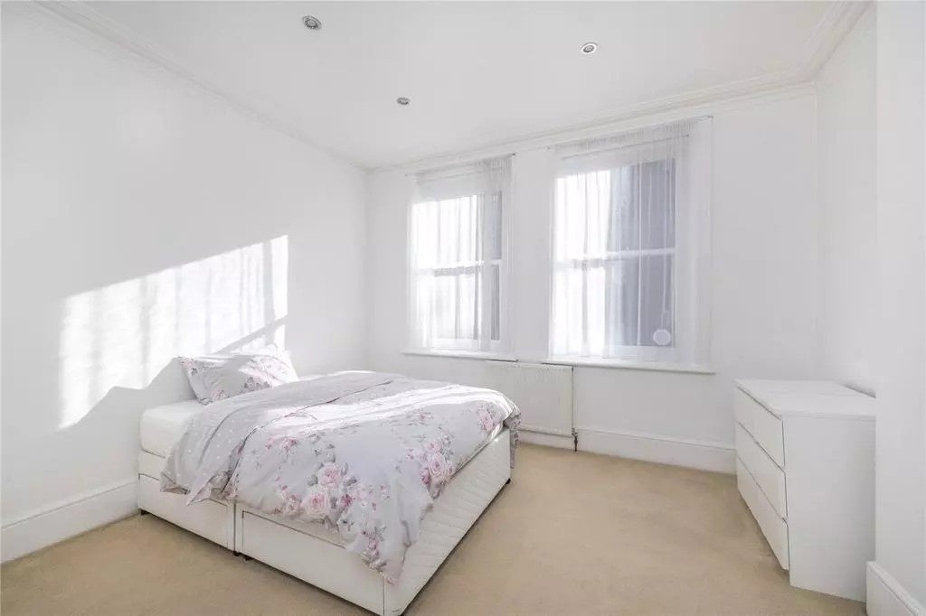 Flat Lyncroft Gardens in Greater London