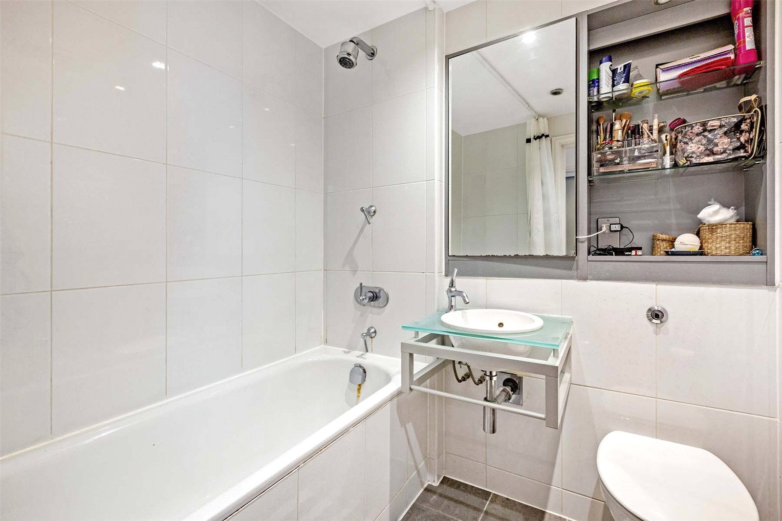 Flat Albert Embankment in Greater London