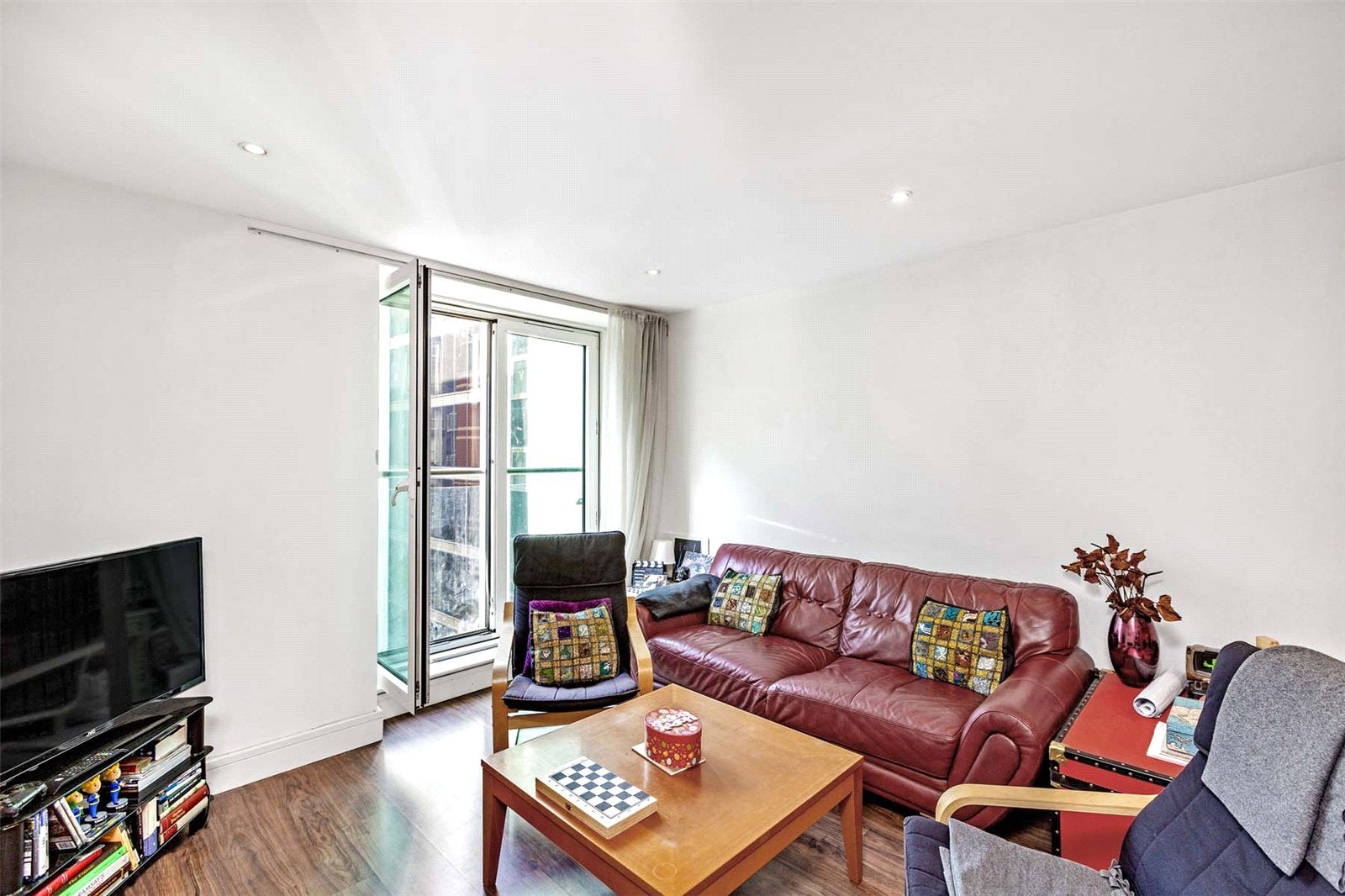 Flat Albert Embankment in Greater London