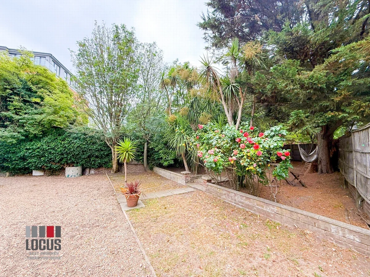 Flat Shepperton Road in Greater London