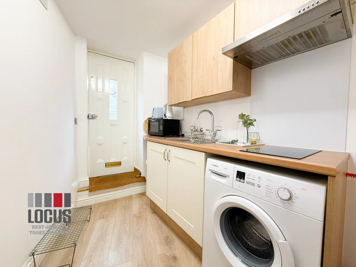 Flat Shepperton Road in Greater London