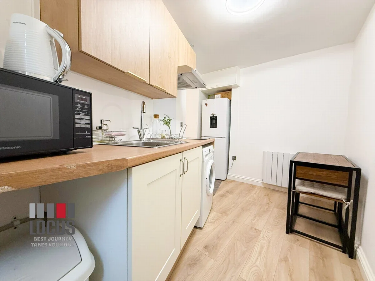 Flat Shepperton Road in Greater London