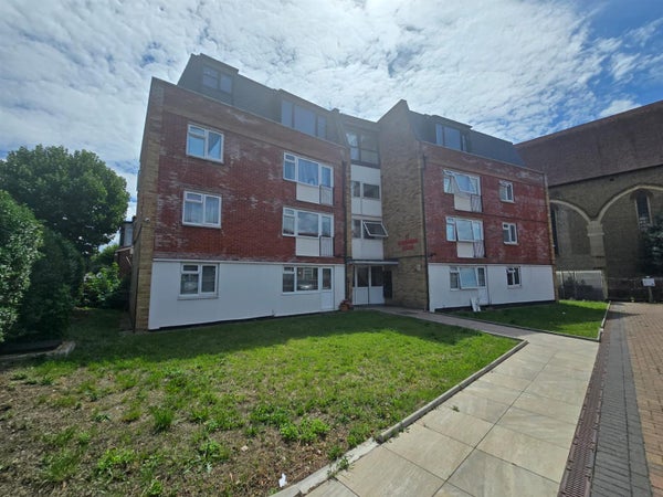 Flat St Barnabas Road in London