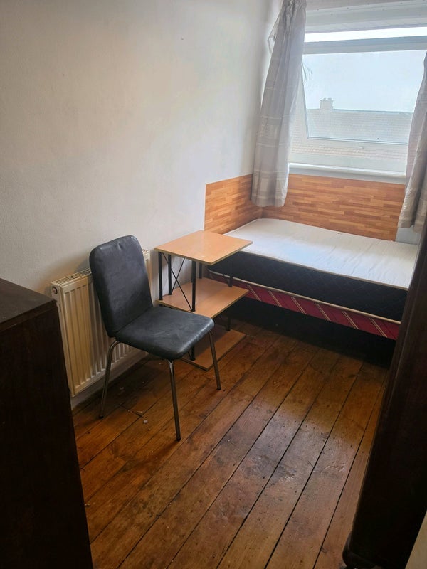 Room Sunrise Avenue in Chelmsford