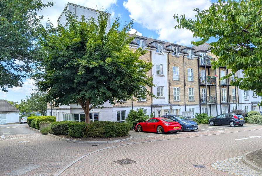 Flat Tudor Way in Woking