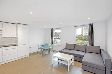 Flat Bramber Road in Greater London
