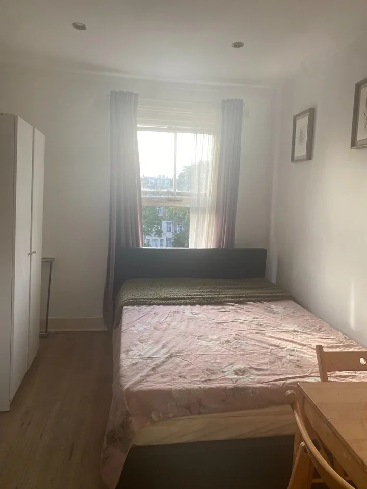 Flat Penywern Road in Greater London